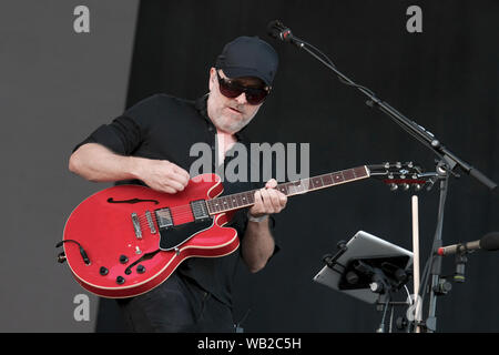 Portsmouth, Hampshire, Regno Unito. 23 agosto 2019. Il chitarrista e cantante Jez Williams con la Colombe esecuzione dal vivo sul palco al Festival di Vittoriosa, Portsmouth, Hampshire UK Credit: Dawn Fletcher-Park/Alamy Live News Foto Stock