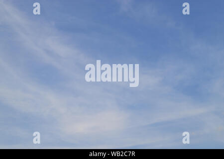 Sfondo cielo e neve-nuvole bianche. Per il designer. Poster paesaggi di intestazione Foto Stock