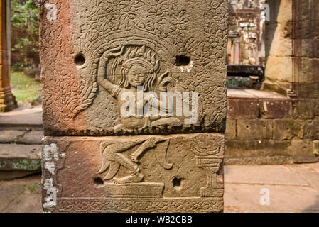 Sculture raffiguranti danza Apsara in Ta Prohm tempio in Siem Reap, Cambogia Foto Stock