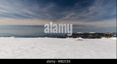 Kralicky Sneznik, Dlouhe strane e Keprnik da Bridlicna collina sopra Jeleni studanka in inverno Jeseniky montagne in Repubblica Ceca Foto Stock