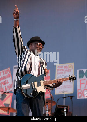 Portsmouth, Hampshire, Regno Unito. 23 agosto 2019. Il chitarrista Lynval Golding con gli Specials esecuzione dal vivo sul palco al Festival di Vittoriosa, Southsea, Portsmouth, Hampshire REGNO UNITO. Credito: Alba Fletcher-Park/Alamy Live News Foto Stock