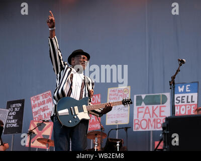 Portsmouth, Hampshire, Regno Unito. 23 agosto 2019. Il chitarrista Lynval Golding con gli Specials esecuzione dal vivo sul palco al Festival di Vittoriosa, Southsea, Portsmouth, Hampshire UK Credit: Dawn Fletcher-Park/Alamy Live News Foto Stock