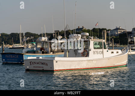Barche di pescatori locali sulla loro ormeggi in Edgartown Harbor nel Massachusetts, STATI UNITI D'AMERICA Foto Stock