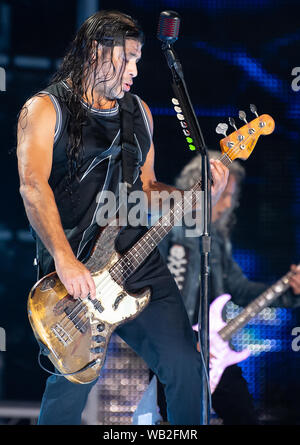 Monaco di Baviera, Germania. 23 Ago, 2019. Robert Trujillo, bassista dei noi banda metallica Metallica, sorge sul palco allo Stadio Olimpico. La band esegue come parte della loro "World-Wired-Tour". Credito: Sven Hoppe/dpa/Alamy Live News Foto Stock