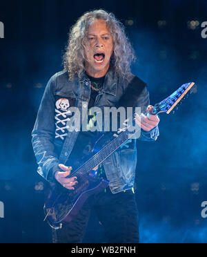 Monaco di Baviera, Germania. 23 Ago, 2019. Kirk Hammett, chitarrista dei noi banda metallica Metallica, sorge sul palco allo Stadio Olimpico. La band esegue come parte della loro "World-Wired-Tour". Credito: Sven Hoppe/dpa/Alamy Live News Foto Stock