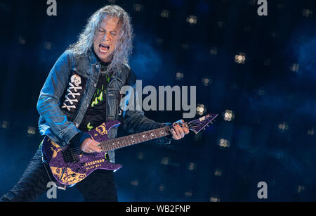 Monaco di Baviera, Germania. 23 Ago, 2019. Kirk Hammett, chitarrista dei noi banda metallica Metallica, sorge sul palco allo Stadio Olimpico. La band esegue come parte della loro "World-Wired-Tour". Credito: Sven Hoppe/dpa/Alamy Live News Foto Stock