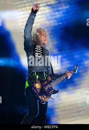 Monaco di Baviera, Germania. 23 Ago, 2019. Kirk Hammett, chitarrista dei noi banda metallica Metallica, sorge sul palco allo Stadio Olimpico. La band esegue come parte della loro "World-Wired-Tour". Credito: Sven Hoppe/dpa/Alamy Live News Foto Stock