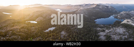 La Scenic Sierra Nevada in California sono costituite da 100 milioni di anni lentamente in granito scolpito da imponenti ghiacciai nel tempo. Foto Stock