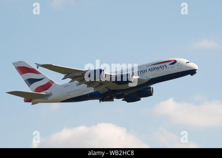 Londra, Regno Unito. Il 23 agosto 2019. BA decollo dall' aeroporto di Heathrow poco dopo la compagnia aerea britannica Pilots Association (BALPA) ha annunciato che ha dato preavviso a British Airways che farà appello ai suoi membri di sciopero su 9th, decimo e il 27 settembre 2019. Credito: Peter Manning/Alamy Live News Foto Stock