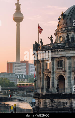 Isola dei musei sul fiume Sprea e torre a sfondo di sunrise a Berlino Foto Stock