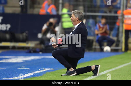 GENK, Belgio - 23 agosto: Felice Mazzu, head coach della KRC Genk, festeggia dopo aver vinto la Jupiler Pro League Match Day 5 tra KRC Genk e RSC Anderlecht il 23 agosto 2019 a Genk, in Belgio. (Foto di Vincent Van Doornick/Isosport) Credito: Pro scatti/Alamy Live News Foto Stock