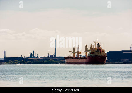 HAMILTON, Ontario, Canada - 23 settembre 2018: la nave portarinfuse 'federale Dee' è ancorato nel porto di Hamilton vicino alla città una zona industriale. Foto Stock