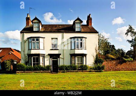 Country House e il Villaggio Verde, Superiore Poppleton, North Yorkshire, Inghilterra Foto Stock