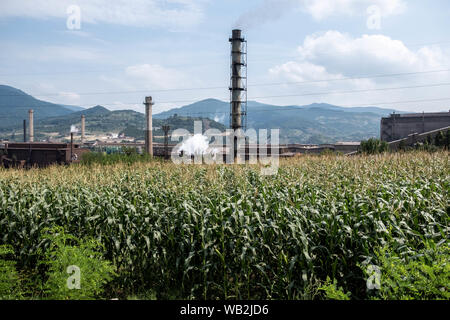 Zenica, Zenica, Bosnia. Il 22 agosto, 2019. Zenica città con più di 100000 residence, è il centro amministrativo ed economico della Zenica-Doboj Cantone. Essa è la casa di città globale del gigante di acciaio ArcelorMittal stabilimento siderurgico di proprietà del billioner indiano Lakshmi Mittal.La stragrande Zenica acciaierie è operativo senza permessi di valido e di un certo numero di miglioramenti si sono impegnati a ridurre le emissioni provenienti dalla fabbrica non sono stati fatti.Bosnia soffre di alcuni del mondo più elevati livelli di inquinamento atmosferico, con Zenica tra le più colpite. Credito: Matteo Trevisan/ZUMA filo/Alamy Live News Foto Stock