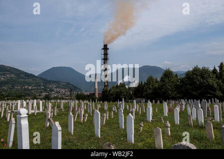 Zenica, Zenica, Bosnia. Il 22 agosto, 2019. Zenica città con più di 100000 residence, è il centro amministrativo ed economico della Zenica-Doboj Cantone. Essa è la casa di città globale del gigante di acciaio ArcelorMittal stabilimento siderurgico di proprietà del billioner indiano Lakshmi Mittal.La stragrande Zenica acciaierie è operativo senza permessi di valido e di un certo numero di miglioramenti si sono impegnati a ridurre le emissioni provenienti dalla fabbrica non sono stati fatti.Bosnia soffre di alcuni del mondo più elevati livelli di inquinamento atmosferico, con Zenica tra le più colpite. Credito: Matteo Trevisan/ZUMA filo/Alamy Live News Foto Stock