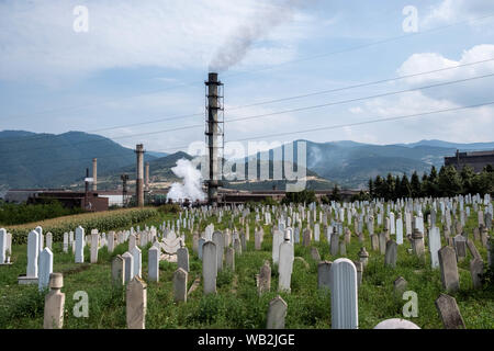 Zenica, Zenica, Bosnia. Il 22 agosto, 2019. Zenica città con più di 100000 residence, è il centro amministrativo ed economico della Zenica-Doboj Cantone. Essa è la casa di città globale del gigante di acciaio ArcelorMittal stabilimento siderurgico di proprietà del billioner indiano Lakshmi Mittal.La stragrande Zenica acciaierie è operativo senza permessi di valido e di un certo numero di miglioramenti si sono impegnati a ridurre le emissioni provenienti dalla fabbrica non sono stati fatti.Bosnia soffre di alcuni del mondo più elevati livelli di inquinamento atmosferico, con Zenica tra le più colpite. Credito: Matteo Trevisan/ZUMA filo/Alamy Live News Foto Stock