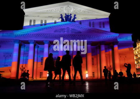 Una facciata del teatro Bolshoi della Russia nei colori del tricolore russo durante la vacanza della Bandiera della Russia nel centro di Mosca, Russ Foto Stock