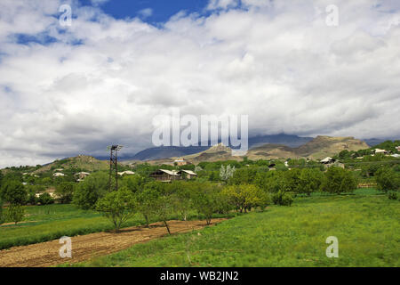 Mtskheta / Georgia - 04 Maggio 2013: la valle vicino città Mtskheta, Georgia Foto Stock