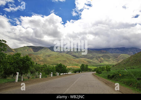 Mtskheta / Georgia - 04 Maggio 2013: la valle vicino città Mtskheta, Georgia Foto Stock