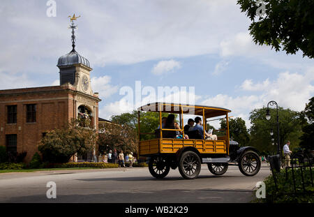 Dearborn, Michigan, Stati Uniti d'America. 17 Ago, 2019. Aug 17, 2019, Dearborn, Michigan, Stati Uniti; un modello T rotoli in giro per le strade del villaggio Greenfield, un museo di storia con periodo di edifici e luoghi storici che sono stati spostati come Thomas Edison, Menlo Park struttura di ricerca e i fratelli Wright Cycle Shop e home tutti su un campus creato dal magnate auto Henry Ford e aperta per la prima volta nel 1929 a Dearborn, Michigan. Credito: Ralph Lauer/ZUMA filo/Alamy Live News Foto Stock