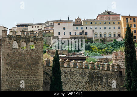 TOLEDO, Spagna - 24 Aprile 2018: Architettura e mura fortificate del centro storico della città di Toledo, visto dall'esterno. Foto Stock