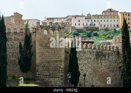 TOLEDO, Spagna - 24 Aprile 2018: Architettura e mura fortificate del centro storico della città di Toledo, visto dall'esterno. Foto Stock