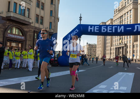 Mosca - Settembre 24, 2017: i partecipanti di Mosca autunno marathon sponsorizzato da Asics brand Foto Stock