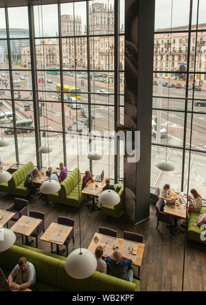 Alle porte della città di Minsk visto da un ristorante in Galileo shopping center a Minsk, in Bielorussia. Foto Stock