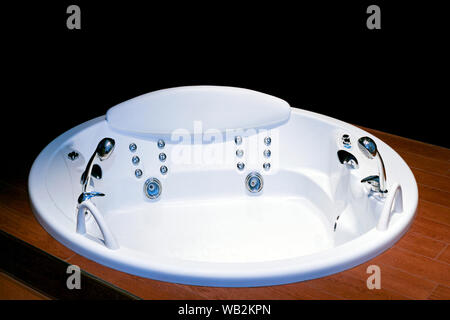 Grande vasca rotonda spa con idromassaggio Foto Stock