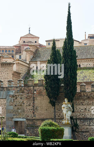 TOLEDO, Spagna - 24 Aprile 2018: la scultura di Alfonso VI si trova accanto a uno degli ingressi al vecchio centro storico di Toledo. Foto Stock