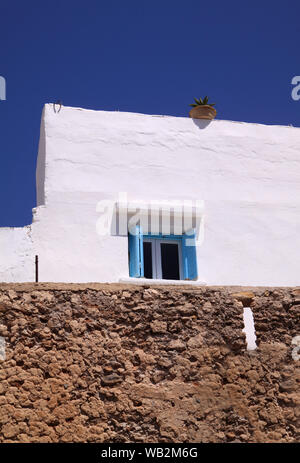 Il Marocco quartiere di Marrakech, Essaouira UNESCO World Heritage Site - cinta muraria ed edifici imbiancati nel centro storico della medina. Foto Stock