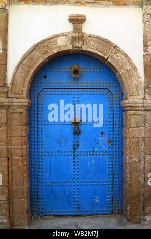 Tipica medievale stile arabesco blu, intricate sculture, costellata, riad marocchino porta e porta-cornice, Azemmour, El Jadida, Marocco. Foto Stock