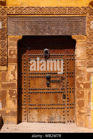 Tipica medievale stile Arabesque, intricate sculture, costellata, riad marocchino porta e porta-cornice, Azemmour, El Jadida, Marocco. Foto Stock