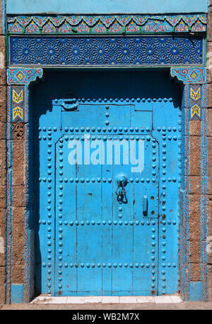 Tipica medievale stile arabesco blu, intricate sculture, costellata, riad marocchino porta e porta-cornice, Azemmour, El Jadida, Marocco. Foto Stock