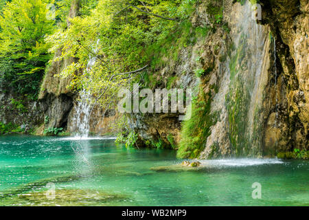 Il paesaggio del lago verde e le cascate del Parco Nazionale dei Laghi di Plitvice, Croazia Foto Stock