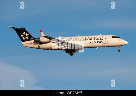 Francoforte / Germania - 8 dicembre 2012: Star Alliance Adria Airways Bombardier CRJ-200 S5-AAG aereo passeggeri atterraggio all' aeroporto di Francoforte Foto Stock