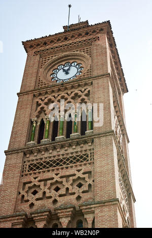 TOLEDO, Spagna - 24 Aprile 2018: Torre dell'orologio della stazione ferroviaria di Toledo. Foto Stock