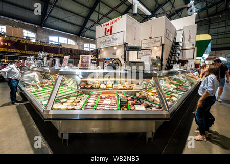 Sala principale e le bancarelle all'interno del Mercato di San Lorenzo nel centro di Toronto, casa di città più grande del mercato. Foto Stock