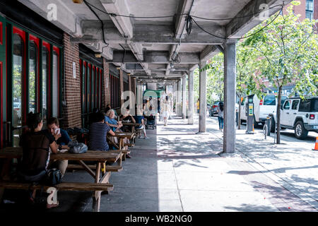 Sala principale e le bancarelle all'interno del Mercato di San Lorenzo nel centro di Toronto, casa di città più grande del mercato. Foto Stock