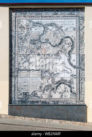 Murale di una vecchia mappa della città di Minsk sulla parete di un edificio su Hiercena street nel centro storico della città. Foto Stock