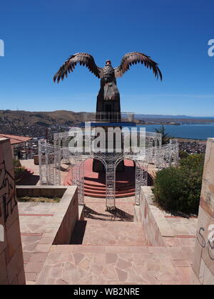 Dettaglio della scultura di un gigante di condor in un punto di vista sopra la città di Puno sulle rive del Lago Titicaca Foto Stock