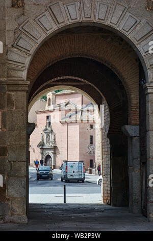 TOLEDO, Spagna - 24 Aprile 2018: vista dell'Eremo della Madonna della Stella dal cortile interno della nuova Puerta de Bisagra. Foto Stock