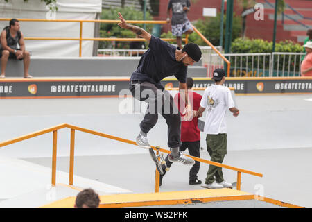 Lauro de Freitas, Brasile. 23 Ago, 2019. Oi STU QS stage svolto in Lauro de Freitas, Bahia, Brasile. Da Tokyo 2020, skateboard sarà parte del programma olimpico. Credito: Tiago Caldas/FotoArena/Alamy Live News Foto Stock