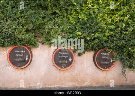 Vintage botti da vino utilizzati come decorazione per diversi tipi di vino che è venduto in Nierstein, Germania Foto Stock