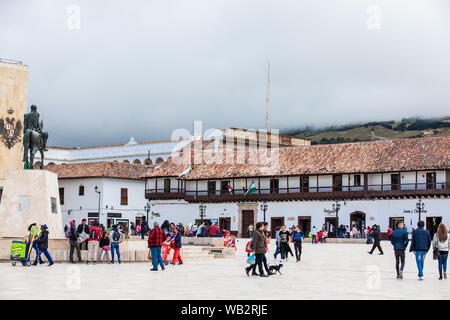 TUNJA, COLOMBIA - agosto, 2019: i turisti e i locali presso la splendida Piazza Bolivar, in Tunja city Foto Stock