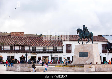 TUNJA, COLOMBIA - agosto, 2019: i turisti e i locali presso la splendida Piazza Bolivar, in Tunja city Foto Stock