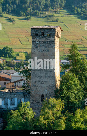 Vista di uno medievale di torri difensive nel Svanetian città di Mestia, Georgia. Il viaggio. Foto Stock