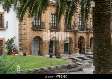 OVIEDO, Spagna - 23.08.2019 Eurostars Hotel de la Reconquista con balconi, palme e prato Foto Stock