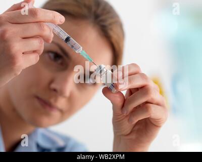 Lavoratore Healthcare preparare una iniezione. Foto Stock