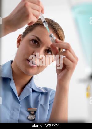 Lavoratore Healthcare preparare una iniezione. Foto Stock